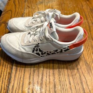 Women’s Nike 7.5 tennis shoe